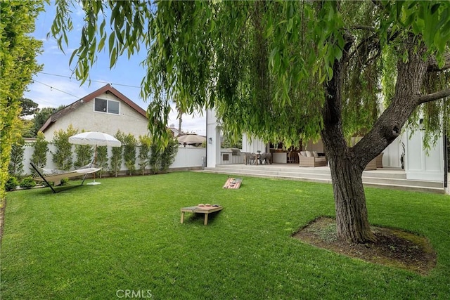 view of yard featuring an outdoor living space, fence, and a patio