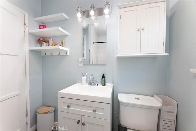 full bathroom with curtained shower, toilet, and vanity