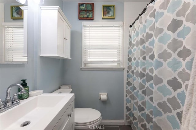 full bath featuring a shower with curtain, baseboards, vanity, and toilet