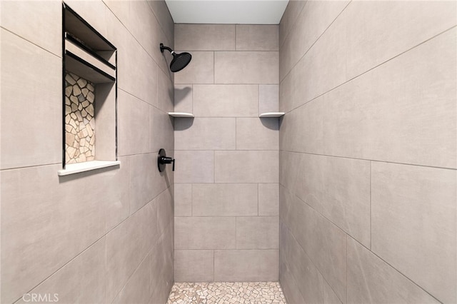 bathroom featuring a tile shower