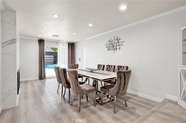 dining area featuring recessed lighting, ornamental molding, light wood-style flooring, and baseboards