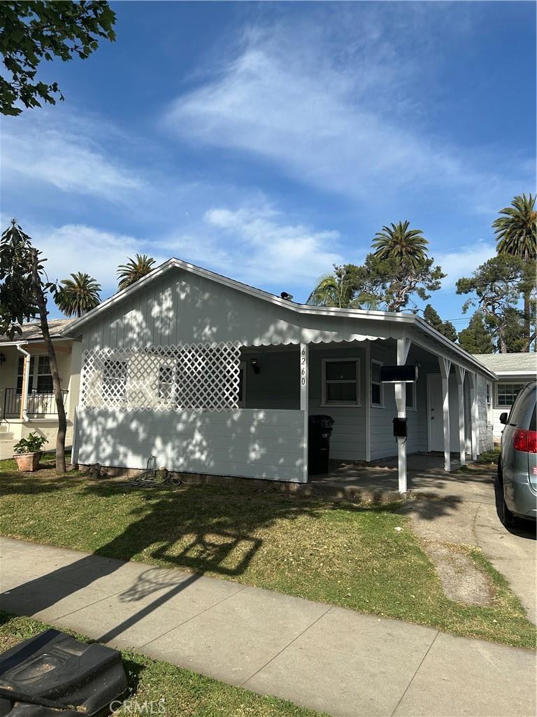 view of front of house featuring a front lawn