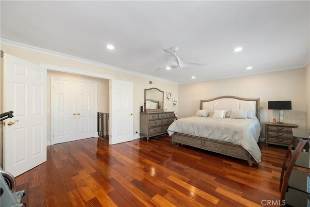 bedroom featuring wood finished floors, recessed lighting, ceiling fan, and crown molding