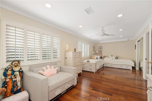 bedroom with a ceiling fan, ornamental molding, wood finished floors, and recessed lighting