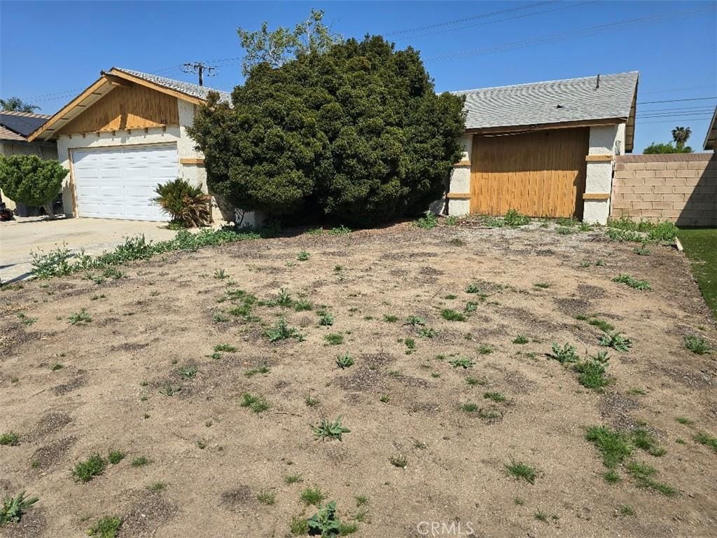 14916 Cliffrose Ct, Moreno Valley, CA 92553 - view of yard featuring a garage and concrete driveway