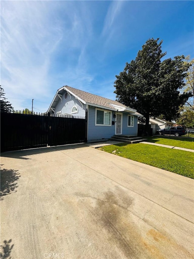 view of front of property featuring a front yard and fence