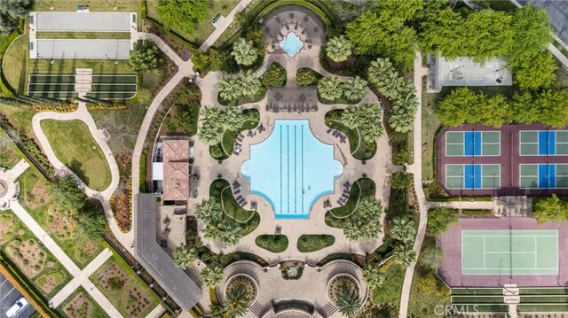 6207 Shelburne Dr, Bakersfield, CA 93306 - bird's eye view of a pool area