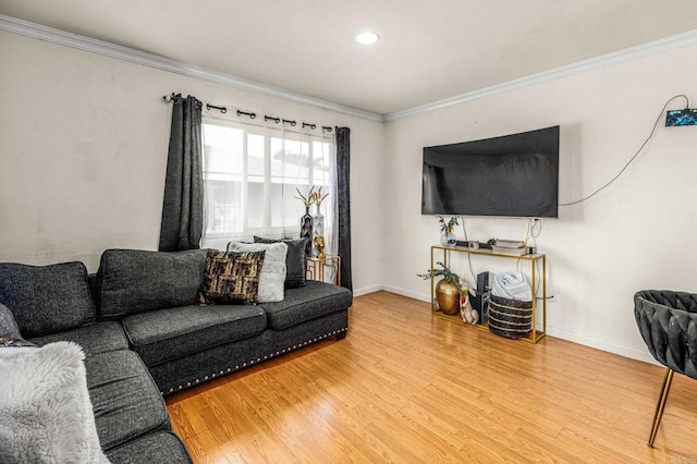 living room featuring recessed lighting, wood finished floors, crown molding, and baseboards