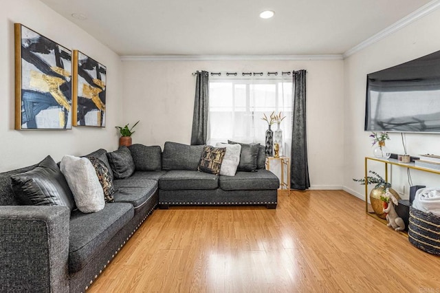 living area featuring light wood-type flooring, baseboards, recessed lighting, and crown molding