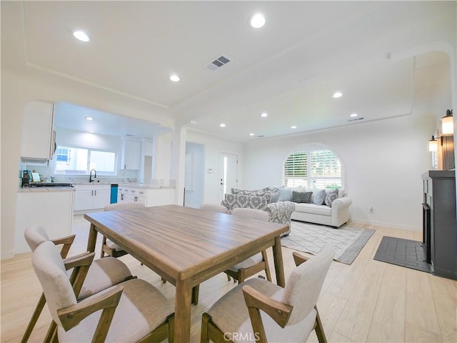 dining area featuring visible vents, a wealth of natural light, light wood-style flooring, and recessed lighting