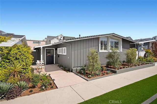 432 Seville Ave, Newport Beach, CA 92661 - view of front facade with board and batten siding