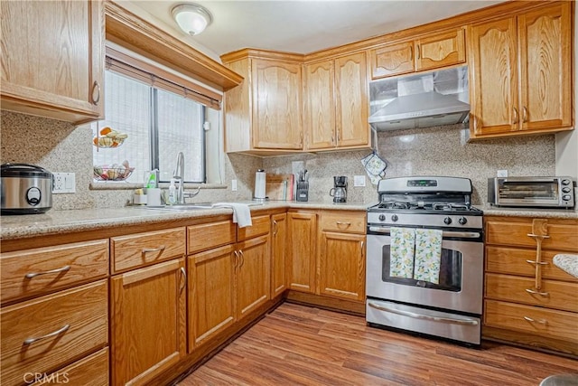 791 W 2nd St, San Pedro, CA 90731 - kitchen with gas range, range hood, light wood finished floors, tasteful backsplash, and a sink