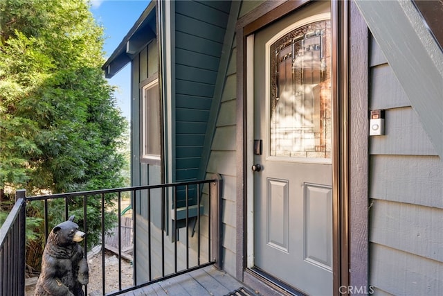 27979 N Bay Rd, Lake Arrowhead, CA 92352 - view of exterior entry featuring a balcony