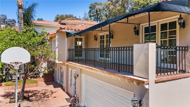 6608 Via Siena, Rancho Palos Verdes, CA 90275 - view of front of property with stucco siding, a balcony, and a garage