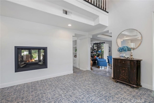 living room with baseboards, visible vents, and recessed lighting