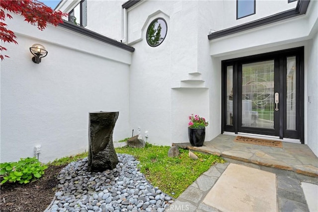 entrance to property with stucco siding