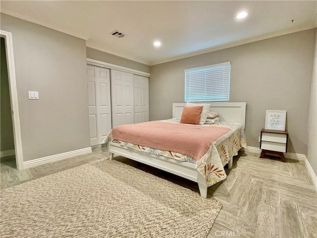 642 W Wilson St, Costa Mesa, CA 92627 - bedroom featuring baseboards, a closet, recessed lighting, and crown molding