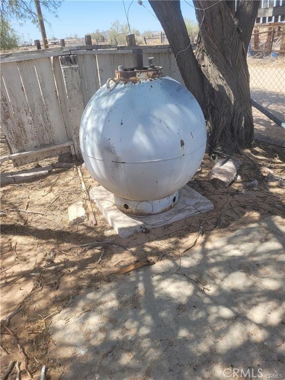 21284 Santa Fe Ave, Hinkley, CA 92347 - exterior details featuring fence