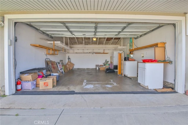 garage with washing machine and clothes dryer