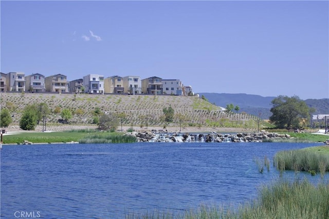 water view with a mountain view