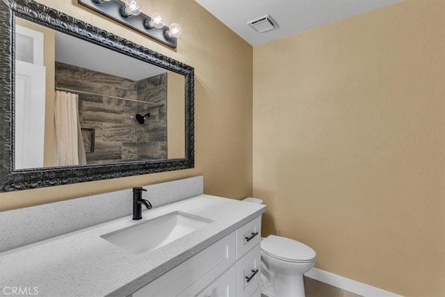 full bathroom featuring visible vents, curtained shower, vanity, and toilet