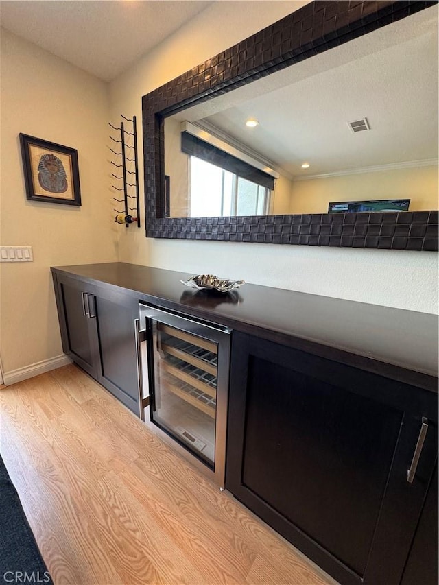 30902 Clubhouse Dr Unit 11J, Laguna Niguel, CA 92677 - bar featuring beverage cooler, visible vents, a bar, baseboards, and light wood-style flooring