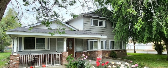 view of front of property featuring a porch and a front lawn