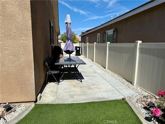 10485 Nobleton Rd, Apple Valley, CA 92308 - view of patio featuring outdoor dining space and fence