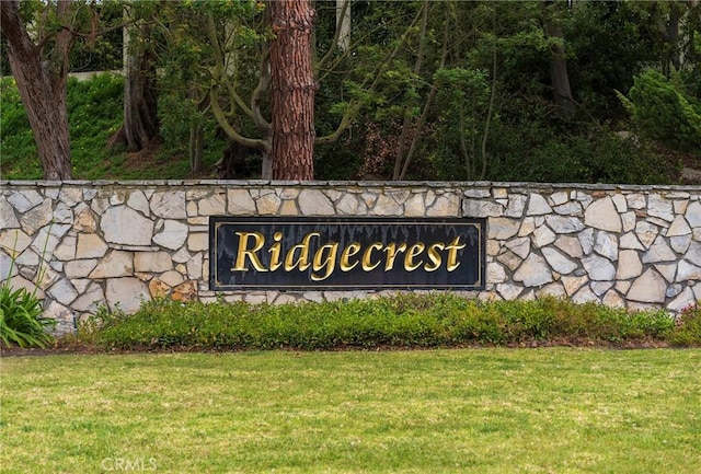 community / neighborhood sign with a yard