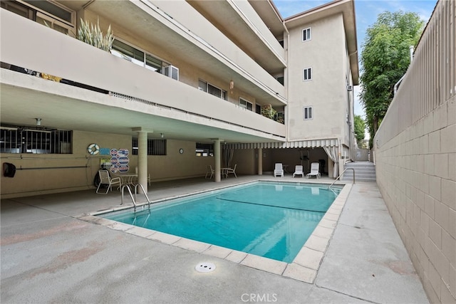 525 N Sycamore Ave Unit 333, Los Angeles, CA 90036 - community pool with a patio