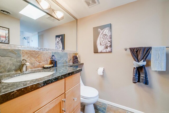 800 E Cottonwood Rd Unit 2, Palm Springs, CA 92262 - bathroom featuring toilet, vanity, baseboards, decorative backsplash, and a shower