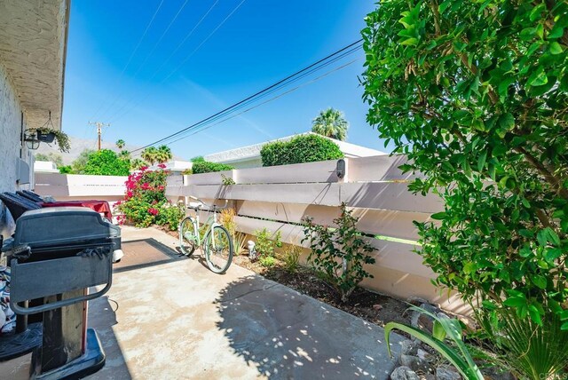 800 E Cottonwood Rd Unit 2, Palm Springs, CA 92262 - fenced backyard featuring a patio and grilling area