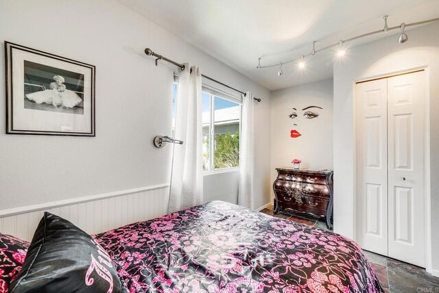 800 E Cottonwood Rd Unit 2, Palm Springs, CA 92262 - bedroom featuring a closet and track lighting