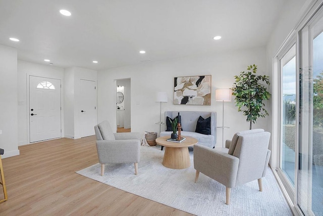 living area featuring light wood finished floors, plenty of natural light, and recessed lighting