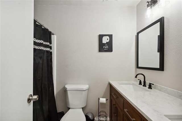 10616 Jamul Rd, Apple Valley, CA 92308 - full bath featuring double vanity, toilet, and a sink