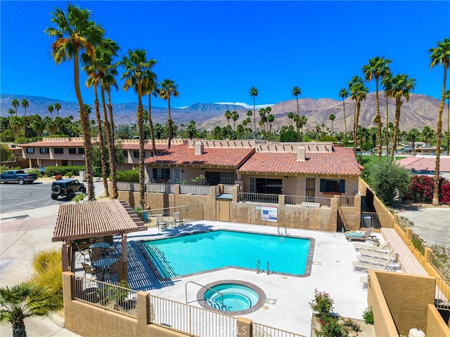 46375 Ryway Pl Unit 2, Palm Desert, CA 92260 - community pool with a hot tub, a mountain view, and a patio area