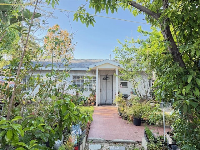 17838-17840 Los Alimos St, Granada Hills, CA 91344 - doorway to property featuring stucco siding