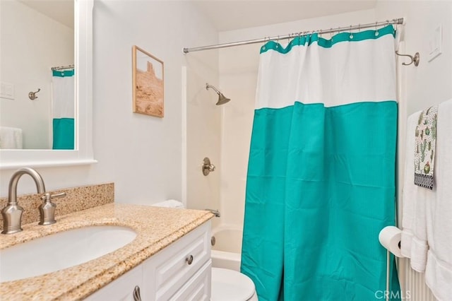 full bathroom featuring shower / bath combo with shower curtain, toilet, and vanity