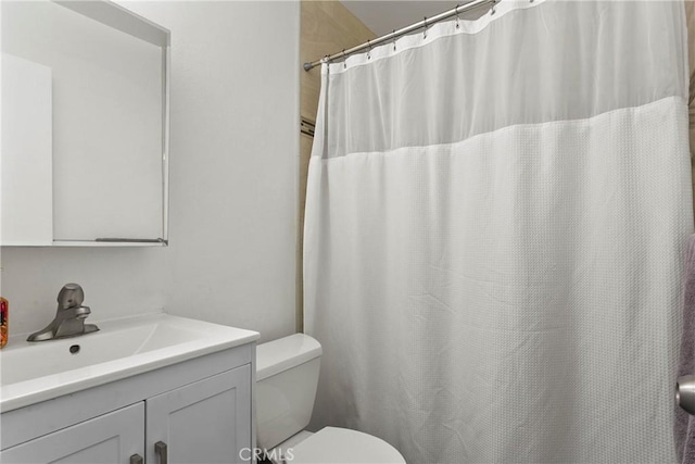 5593 Pioneer Blvd Unit 18, Whittier, CA 90601 - full bathroom featuring toilet, vanity, and curtained shower