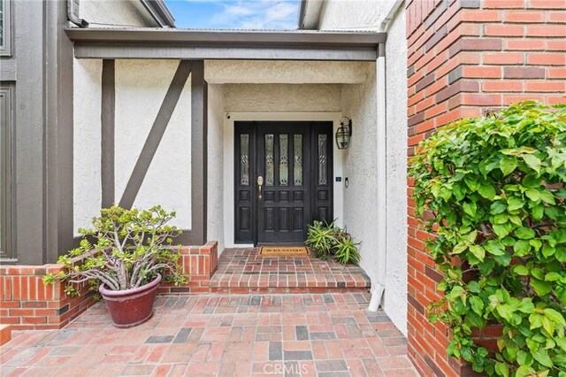 entrance to property with stucco siding