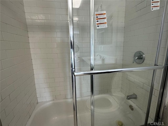bathroom with enclosed tub / shower combo