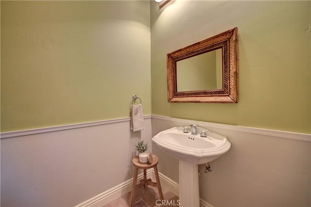806 Vista Cerro Dr, Paso Robles, CA 93446 - bathroom featuring baseboards
