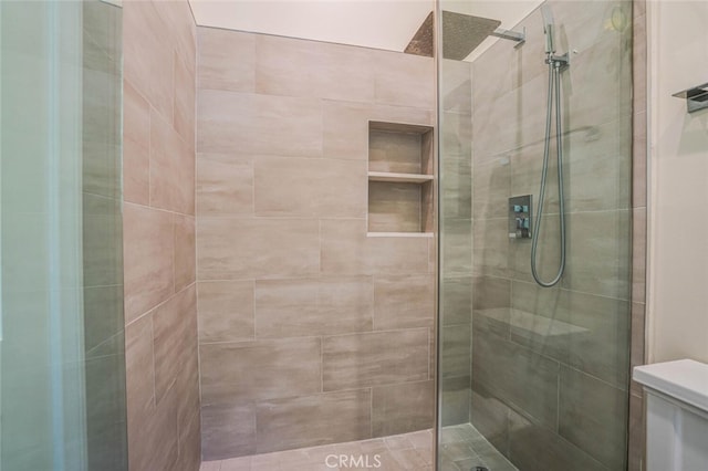 bathroom featuring a tile shower