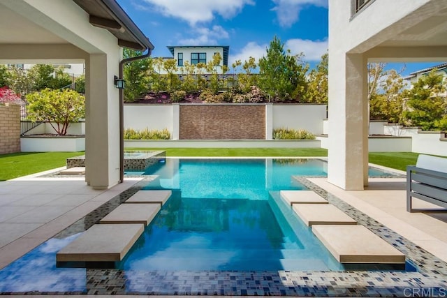 6222 Artisan Way, San Diego, CA 92130 - view of pool featuring a pool with connected hot tub, a fenced backyard, and a patio area