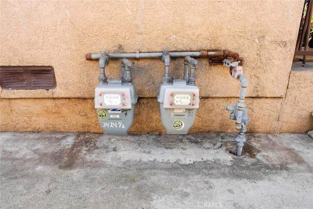 342434241/2 Paloma St, Los Angeles, CA 90011 - exterior view of stucco siding and gas meter