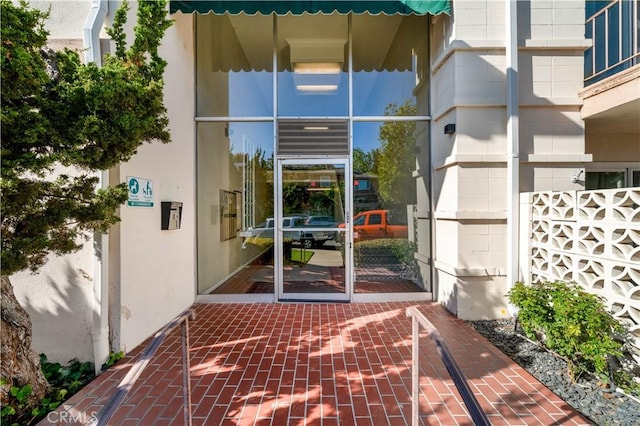 property entrance featuring stucco siding