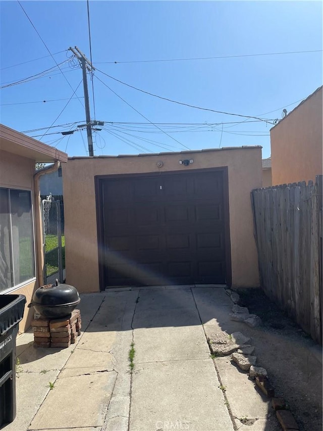 7036 6th Ave, Los Angeles, CA 90043 - detached garage featuring fence and driveway