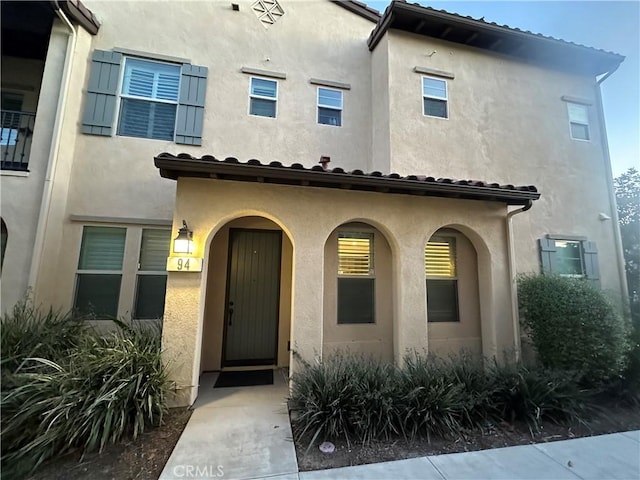 view of exterior entry featuring stucco siding