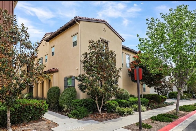 94 Jaripol Cir, Rancho Mission Viejo, CA 92694 - view of side of home featuring stucco siding and a tile roof