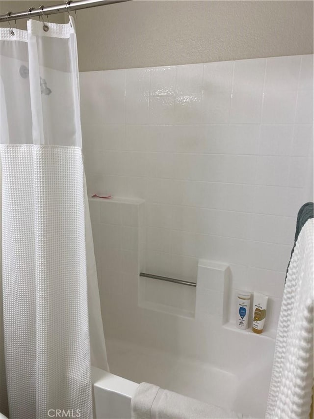 2800 Keller Dr Unit 34, Tustin, CA 92782 - full bath featuring shower / bathtub combination with curtain